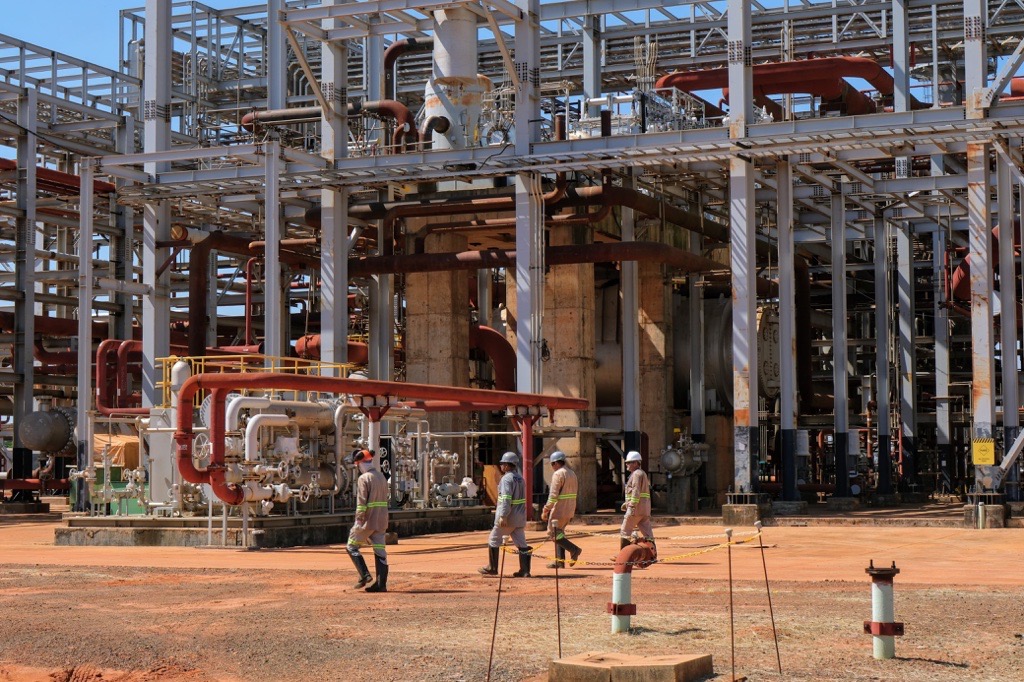 Imagem da UFN-III com trabalhadores